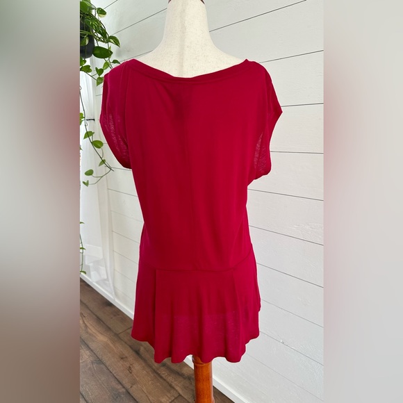 NWT! EXPRESS BURGUNDY CAP SLEEVE PEPLUM TEE. SIZE: LARGE - Picture 3 of 6